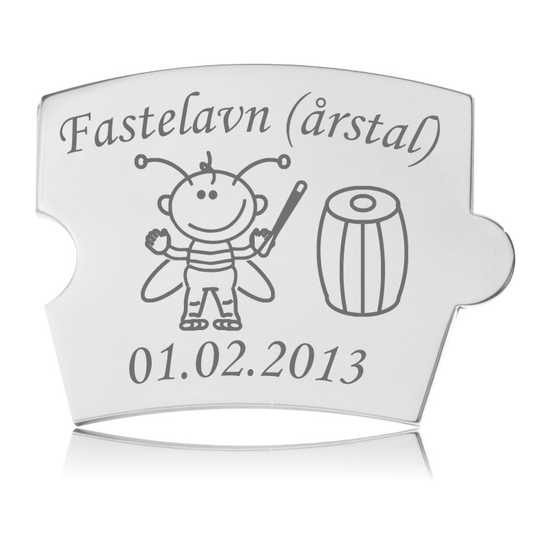 Memozz Spin Fastelavnsbrik i rustfrit stål med graveret bi, slegne og tønde, som symboliserer fastelavn