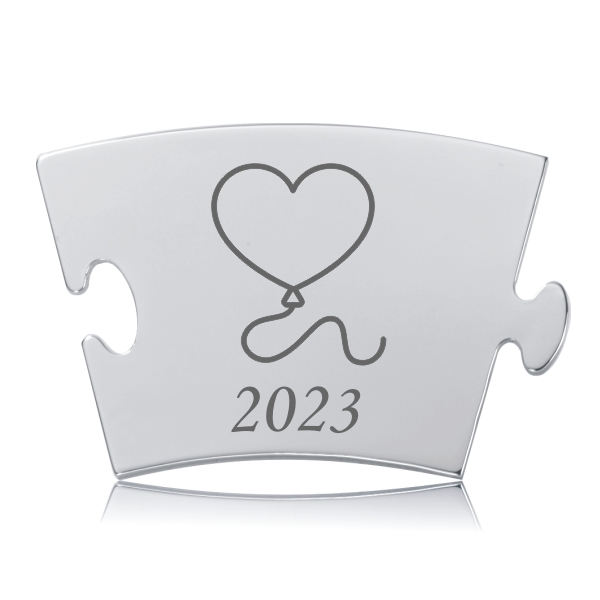 Blankpoleret Memozz Classic årsbrik for 2023 med graveret hjerteballon og årstal