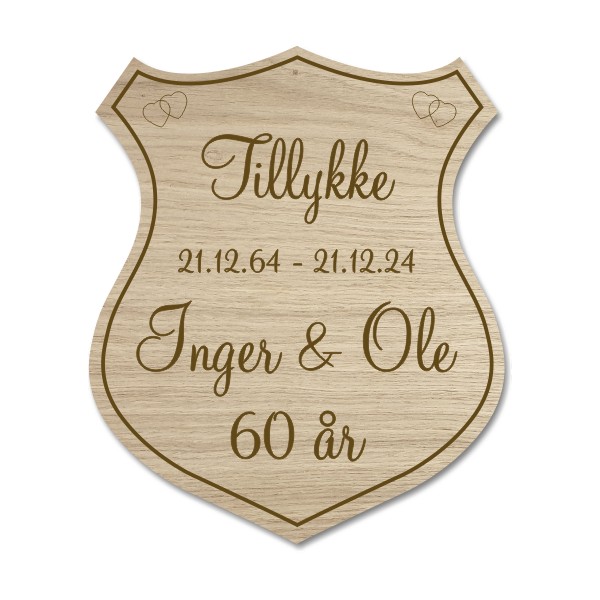 Æresport skjold i lyst egetræ til diamantbryllup, personligt graveret med navne og dato for 60 års bryllupsdag.