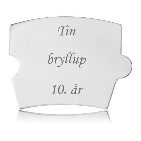 Memozz Spin Tinbryllup 10 år mindebrik i håndpoleret rustfrit stål med gravering, reflekterer lys præcist.