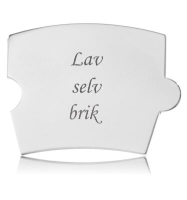 Blank Memozz Spin lav-selv brik i rustfrit stål med teksten "Lav selv brik" graveret i elegant kursiv skrift