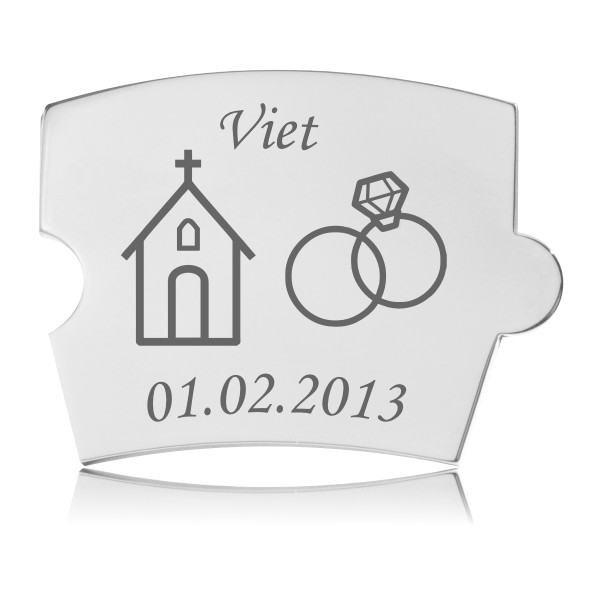 Håndpoleret rustfri stål mindebrik med kirke- og vielsesringe-motiv samt ordet "Viet" og dato