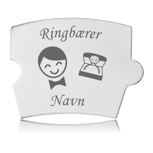 Spin brik - Ringbærer med gravering Memozz Spin brik til ringbærer, graveret i stål med piktogram af en dreng med butterfly, en ring i æske og plads til personligt navn.