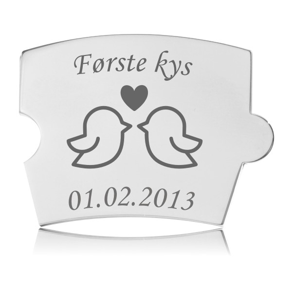 Memozz Spin brik med gravering "Første kys", to fugle og et hjerte. Høj detaljegrad og poleret stål.