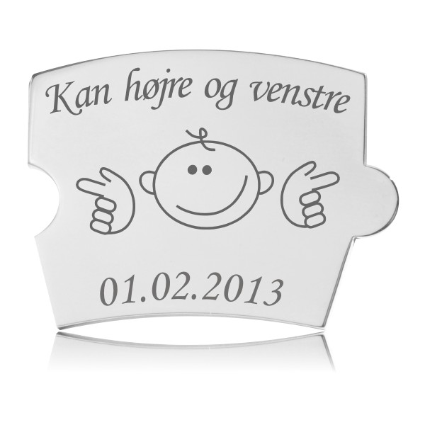 Memozz Spin Brik Kan Højre og Venstre Memozz Spin brik i poleret rustfrit stål, der viser et smilende børneansigt, der peger til højre og venstre, med den graverede tekst "Kan højre og venstre" over og en dato under. Perfekt til milepæle.