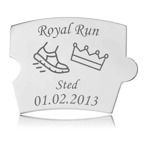 Memozz Spin Royal Run mindebrik i håndpoleret rustfrit stål med graveret løbesko og kongekrone symbol