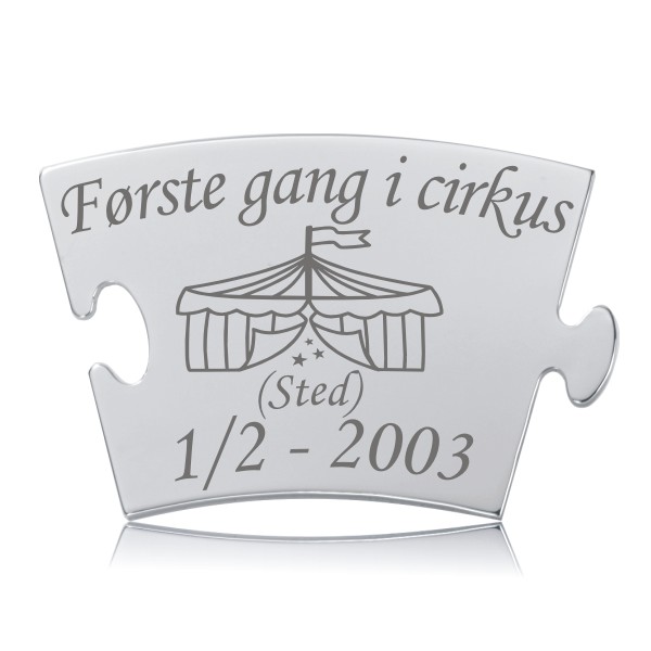 Første gang i cirkus Memozz Classic brik Memozz Classic brik graveret med "Første gang i cirkus", cirkustelt, sted og dato, i rustfrit stål.