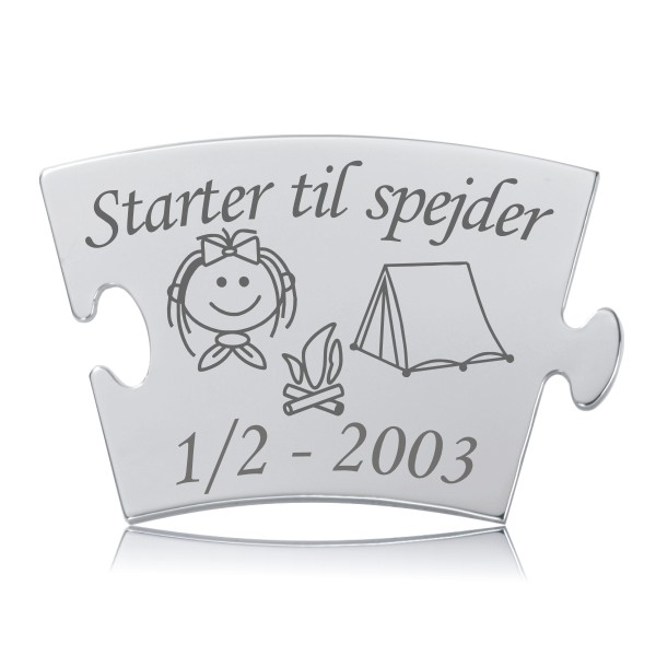 Starter til Spejder Pige Mindebrik Memozz Classic brik "Starter til spejder - pige" i håndpoleret rustfri stål med detaljeret lasergravering af spejderpige, lejrbål og telt.