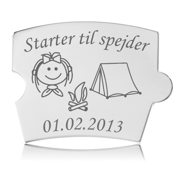 Memozz Spin Brik - Starter til Spejder Pige Rundpoleret Memozz Spin "Starter til spejder - pige" brik i rustfrit stål med lasergravering af spejderpige, bål og telt