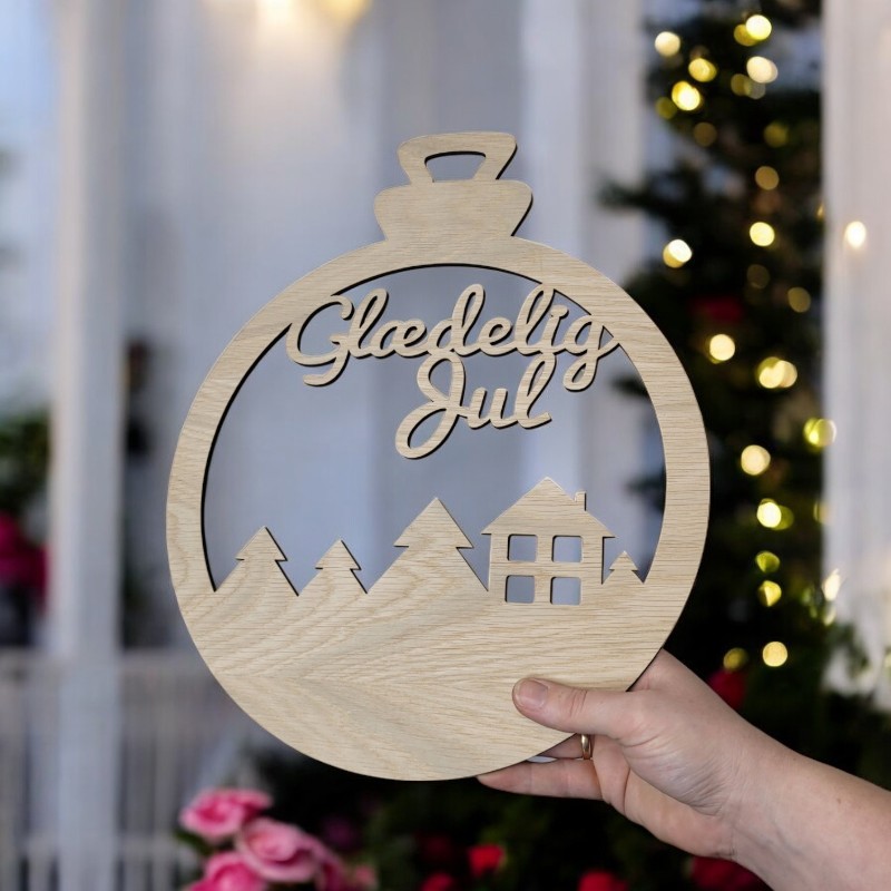 Stor Julekugle i Egefiner - Glædelig Jul og Vinterlandskab 30 cm stor julekugle i egefiner med udskåret "Glædelig Jul" og hyggeligt vinterlandskabsmotiv.