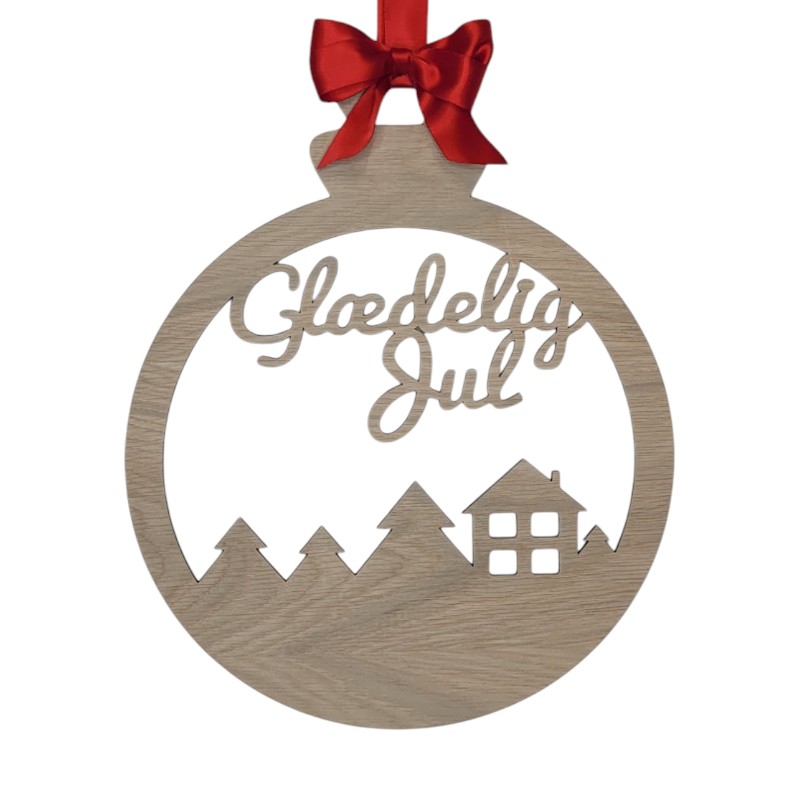Stor Julekugle i Egefiner - Glædelig Jul Design med Rød Sløjfe Stor julekugle i egefiner med udskåret "Glædelig Jul" og vinterlandskabsmotiv, 30 cm i diameter.