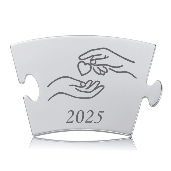Blank, rektangulær Memozz Classic årsbrik 2025 i poleret stål med afrundede hjørner og et hjerteoverdragende motiv graveret.