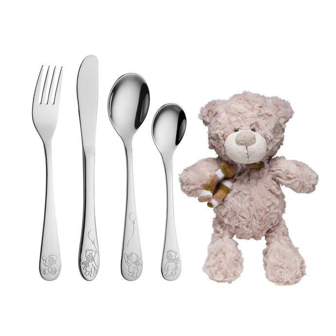Børnebestik i rustfrit stål med indgraverede teddybjørne og en lyserød tøjbamse med grøn-gul halstørklæde
