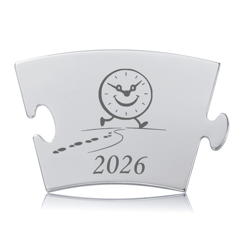 Årsbrikken 2026 i poleret rustfrit stål med graveret smilende ur og fodspor, ideel til Memozz Classic mindetavler.