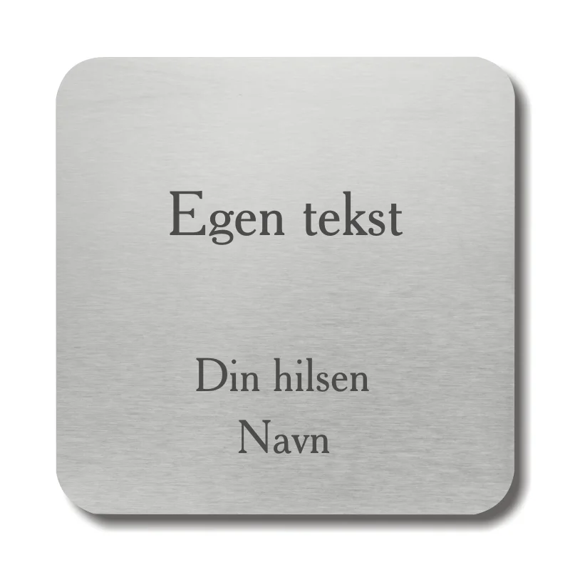 Billede af en Memozz Citatplade i metal med teksten "Egen tekst", "Din hilsen" og "Navn" indgraveret.