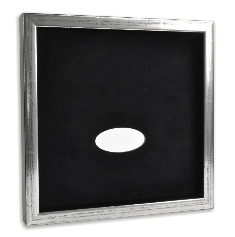 Memozz Ramme Standard - Sølv/Sort Træramme 24x24 cm Memozz Standard Ramme i sølvfarvet træ med sort baggrund og udskæring til en mindebrik.