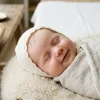 Nærbillede af smilende nyfødt baby klar til dåb